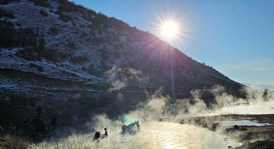 Burası Antartika değil Bitlis! Eksi 15 derecede atlarla kaplıca keyfi 17